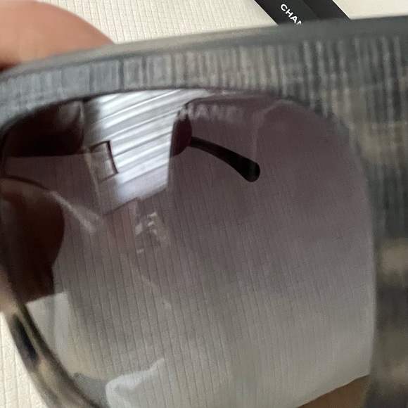 CHANEL CC Logo Sunglasses with quilted hard case - Picture 10 of 14